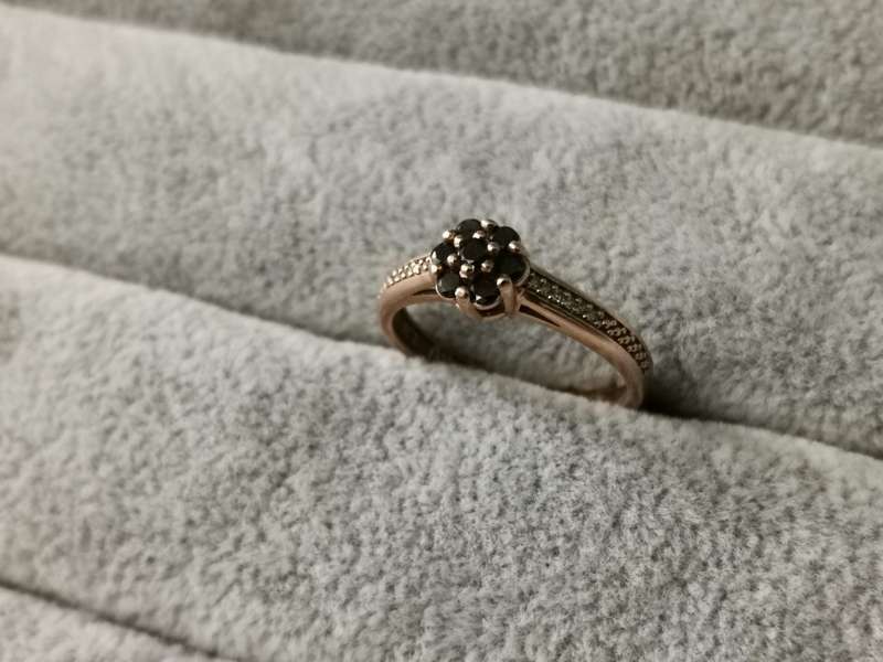 Gorgeous 9ct Gold Diamond Ring