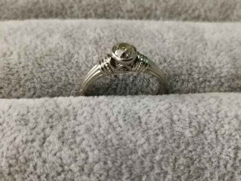18ct Gold and Diamond Ring