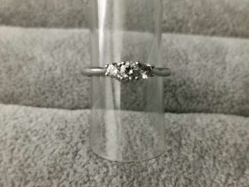 BROWNS Platinum Claw Set Protea Trilogy Ring