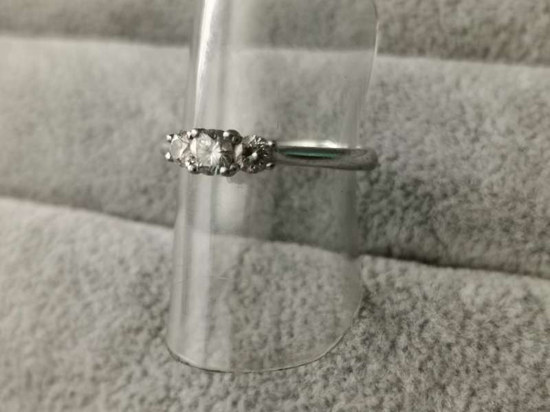 BROWNS Platinum Claw Set Protea Trilogy Ring