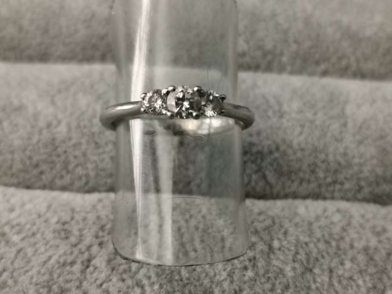 BROWNS Platinum Claw Set Protea Trilogy Ring