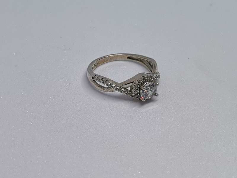 *R1 Auction* Cute Silver Ring