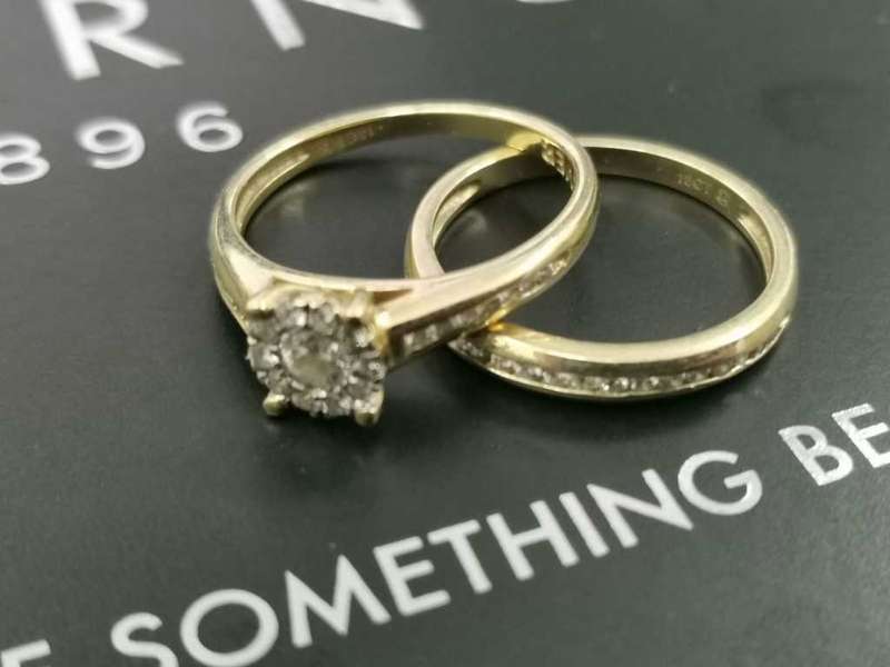 Sterns-18ct Gold Ring Set with Diamonds