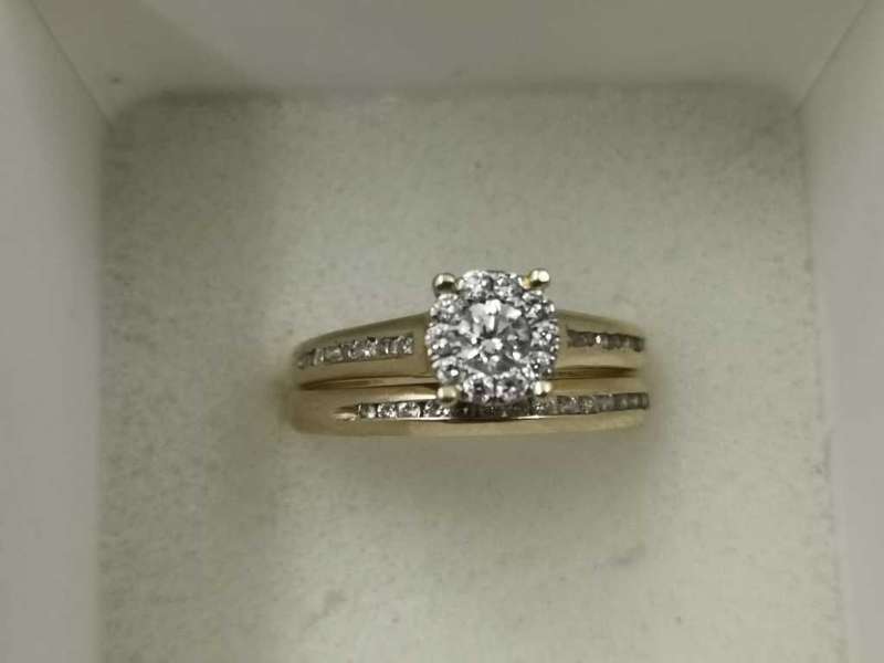 Sterns-18ct Gold Ring Set with Diamonds