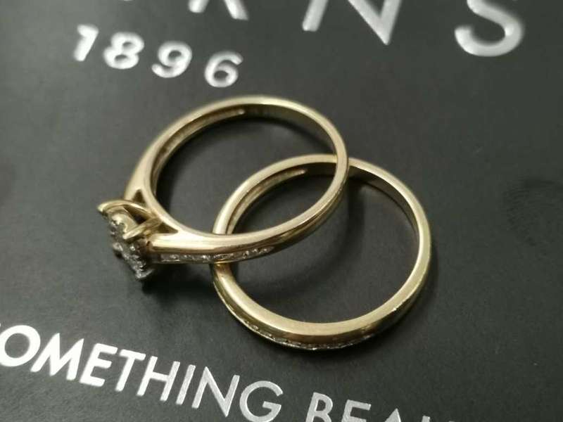 Sterns-18ct Gold Ring Set with Diamonds