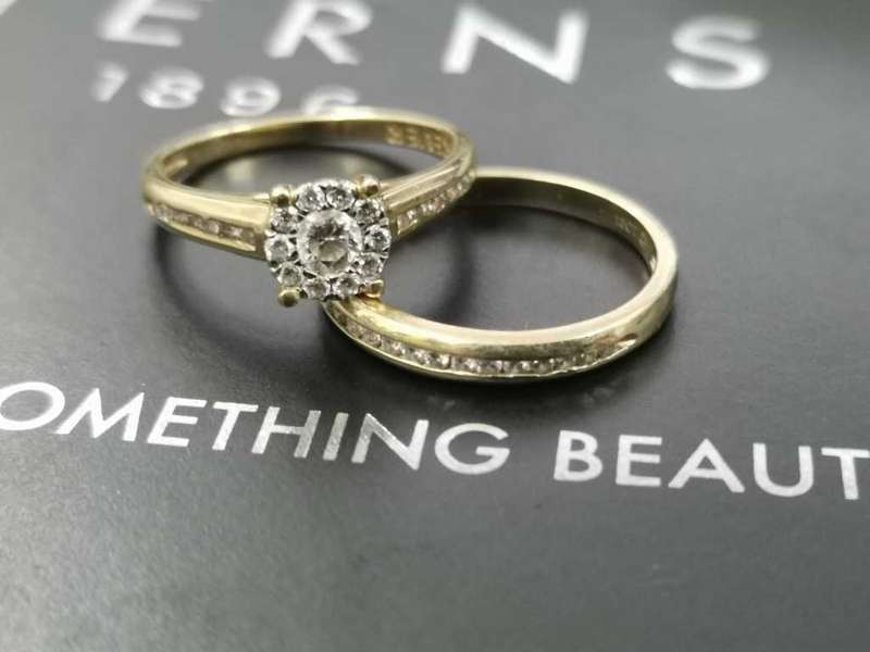 Sterns-18ct Gold Ring Set with Diamonds