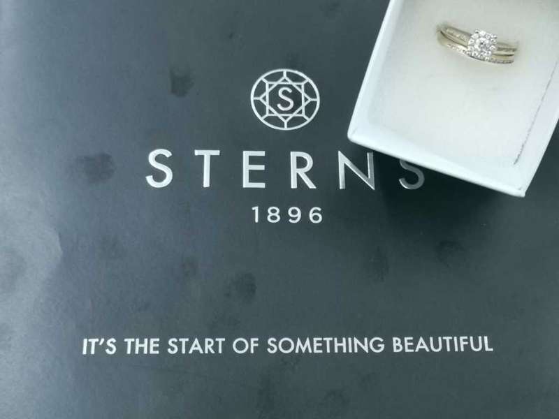 Sterns-18ct Gold Ring Set with Diamonds