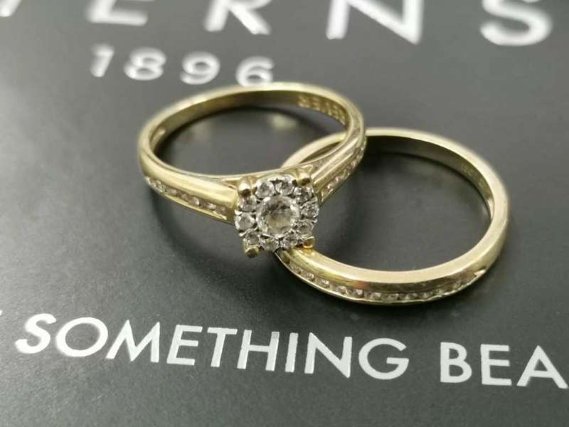 Sterns-18ct Gold Ring Set with Diamonds