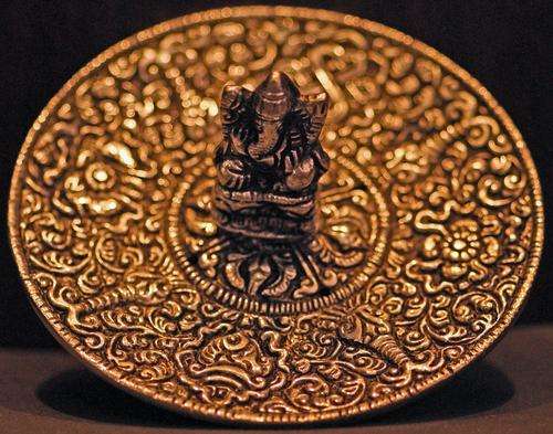 INCENSE HOLDERS & BURNERS - LIGHT METAL INCENSE \ CONE BURNER PLATE WITH GANESH