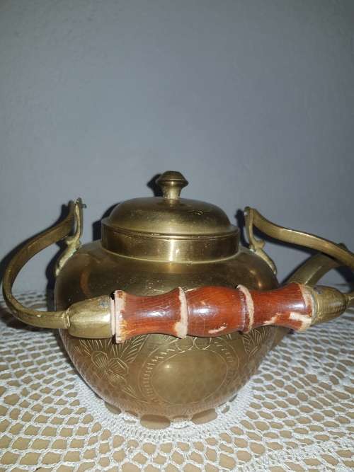 STUNNING VINTAGE BRASS SHALLOW SHAPED KETTLE WITH WOODEN HANDLE