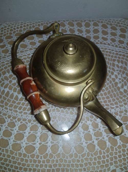 STUNNING VINTAGE BRASS SHALLOW SHAPED KETTLE WITH WOODEN HANDLE