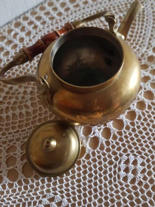 STUNNING VINTAGE BRASS SHALLOW SHAPED KETTLE WITH WOODEN HANDLE