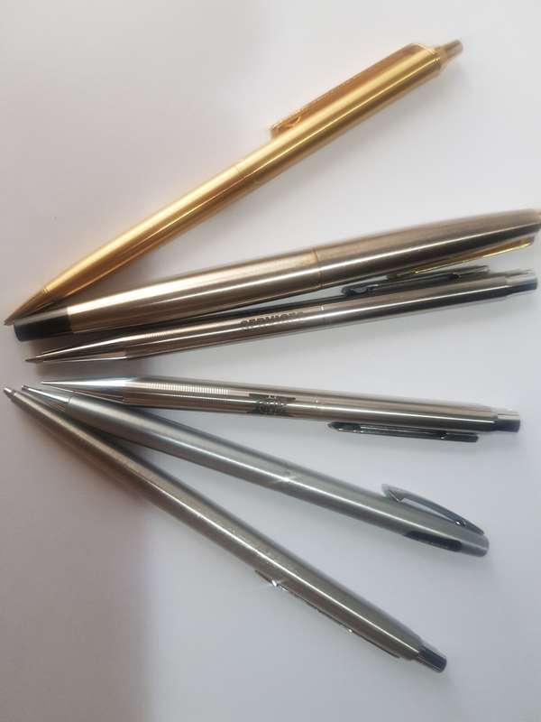 6 STUNNING PENS AND PENCILS AND FOUNTAIN PEN ( PARKER AND PAPERMATE)