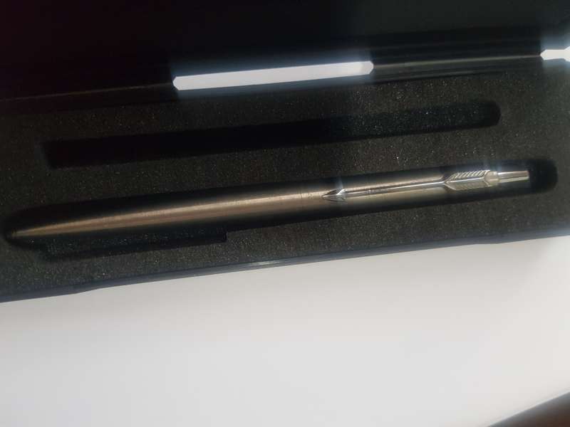 6 STUNNING PENS AND PENCILS AND FOUNTAIN PEN ( PARKER AND PAPERMATE)