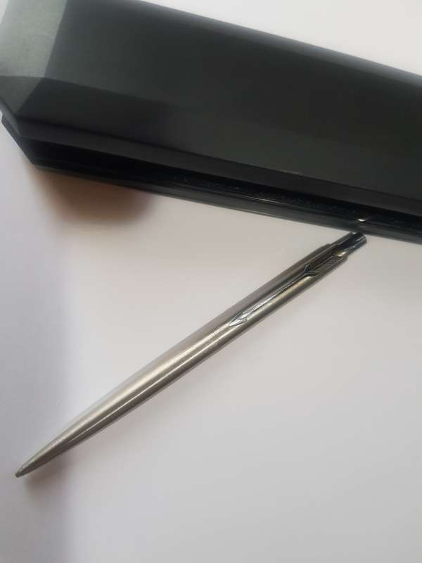 6 STUNNING PENS AND PENCILS AND FOUNTAIN PEN ( PARKER AND PAPERMATE)
