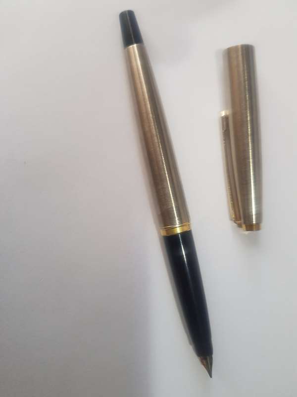 6 STUNNING PENS AND PENCILS AND FOUNTAIN PEN ( PARKER AND PAPERMATE)