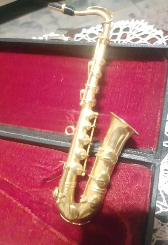 BRASS DISPLAY SAXOPHONE