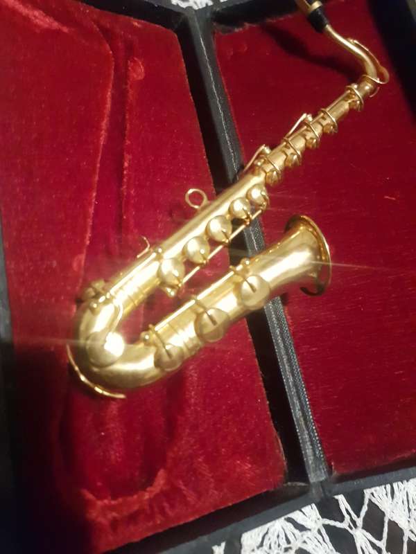 BRASS DISPLAY SAXOPHONE