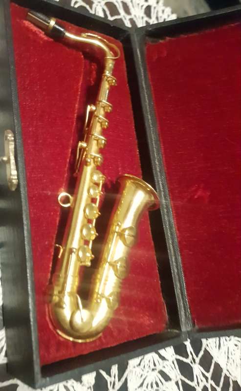 BRASS DISPLAY SAXOPHONE