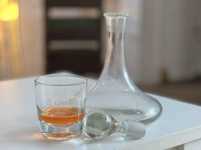 Round Glass Decanter *NO RESERVE*