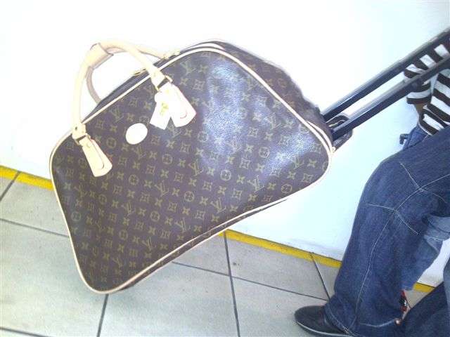 100 % LOUIS VUITTON TRAVEL MATE.