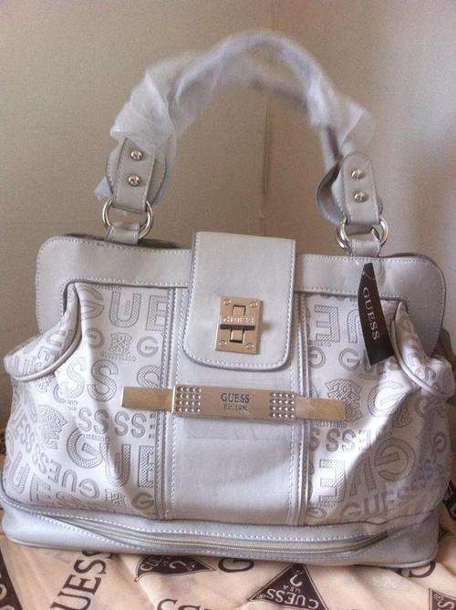 GUESS comes with dust bag.