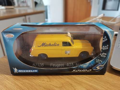 Solido Peugeot 403 break. Michelin