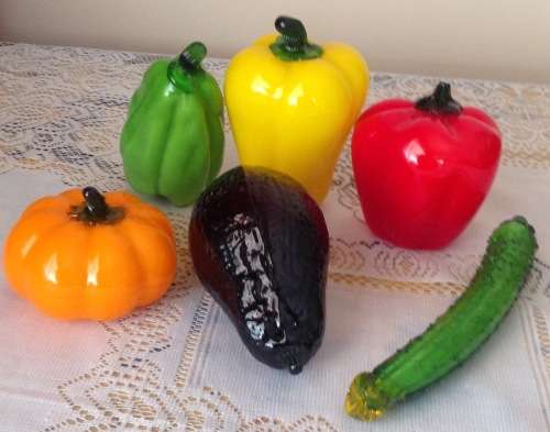6 STUNNING COLOURED GLASS VEGATABLES IN GOOD CONDITION