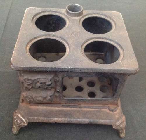 VINTAGE MINI CAST IRON  COAL STOVE AS FOR REPAIR OR SPARES. NO NAME.
