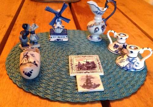 LOT 2 8 PIECES DELFT BLUE AND WHITE ORNAMENTS GOOD CONDITION. POST R 75