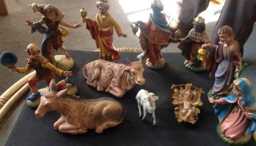 VINTAGE ITALIAN HARD PLASTIC FIGURES "" BIRTH OF JESUS"" 12 PIECES  SEE PICTURES