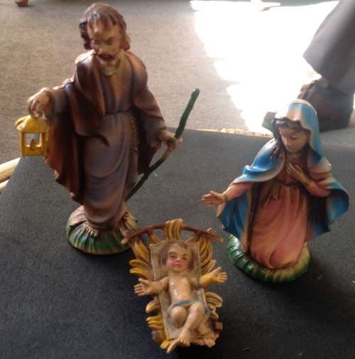 VINTAGE ITALIAN HARD PLASTIC FIGURES "" BIRTH OF JESUS"" 12 PIECES  SEE PICTURES