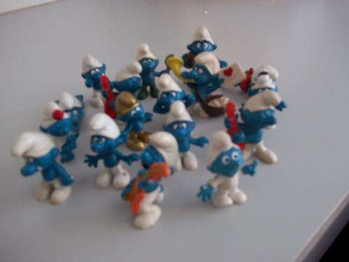 17 ASSORTED SMURFS IN GOOD CONDITION