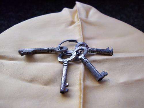 A BUNCH OF 4 SMALL KEYS