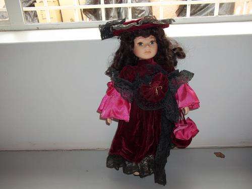 42CMS PORCELIAN VICTORIAN STYLE DOLL WITH BAG