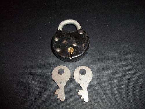 1950'S UNION PADLOCK AND 2 KEYS