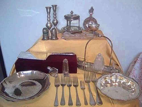 29 ASSORTED SILVER PLATE AND GLASS .