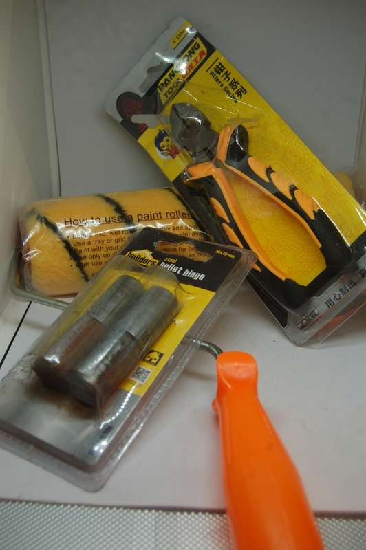 DIY PACK OF USEFUL NEW ITEMS INCLUDING PAINT ROLLER, PAIR OF BULLET HINGES AND 6 INCH SIDE CUTTER