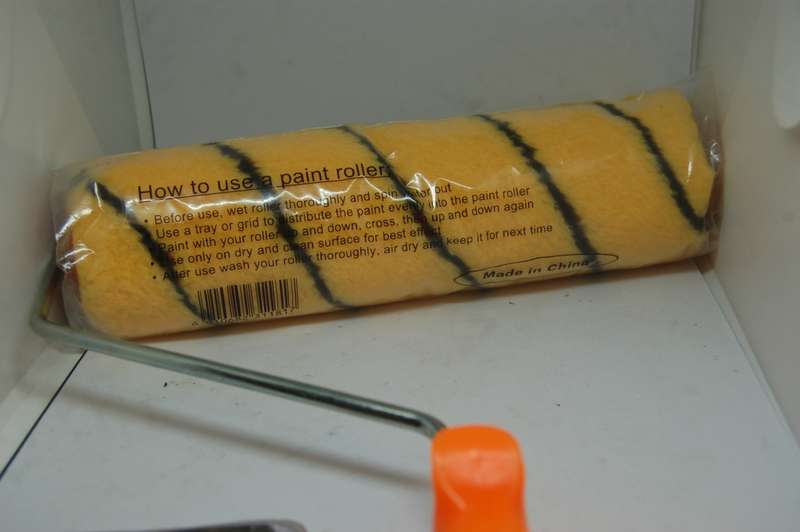 DIY PACK OF USEFUL NEW ITEMS INCLUDING PAINT ROLLER, PAIR OF BULLET HINGES AND 6 INCH SIDE CUTTER
