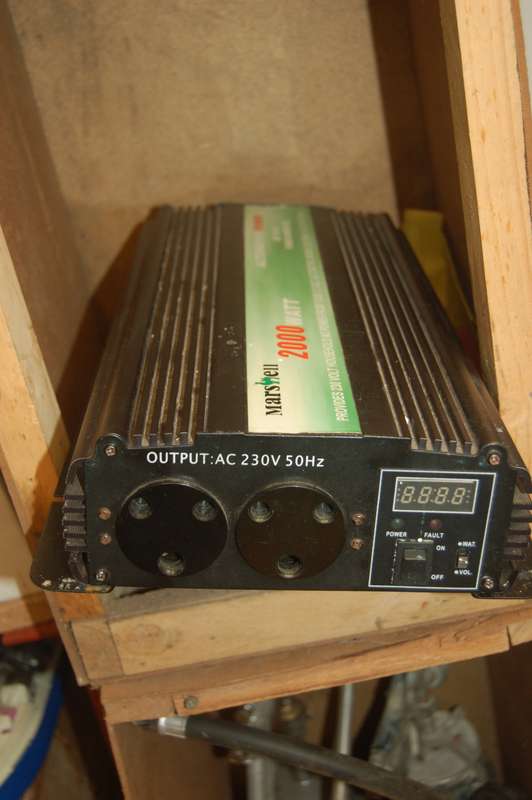 2000W MARSHAL INVERTER OLDER STYLE 12 VOLT DC TO 230VOLT AC TESTED BUT NOT WORKING