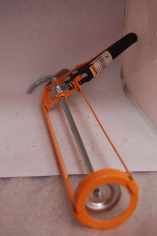 CAULKING GUN