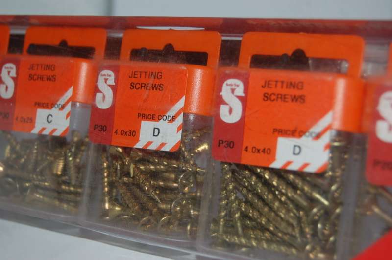 A SPECIAL 5-PACK OF JETTING SCREWS IN 4MM DIAMETER WITH DIFFERENT LENGTHS, BOXED IN 20`S