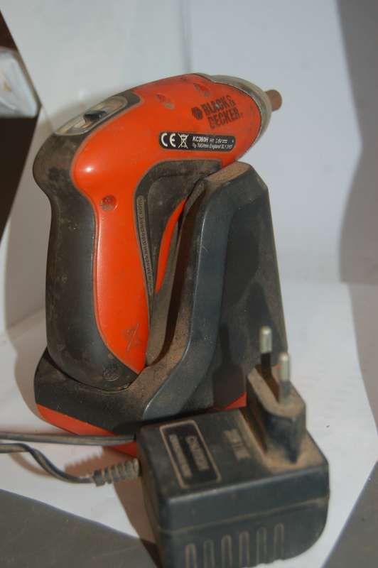 BLACK AND DEKKER BATTERY SCREWDRIVER WITH CHARGER (NOT WORKING)