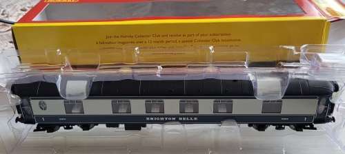 Hornby Passenger Coatches - With table lamps