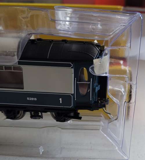 Hornby Passenger Coatches - With table lamps