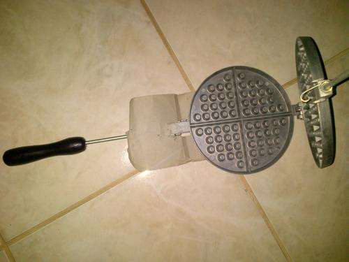 CAST IRON WAFFLE PAN