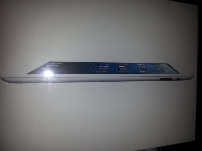 White iPad 4 - Almost New (with box) - with Pink Cover and Screen Protector