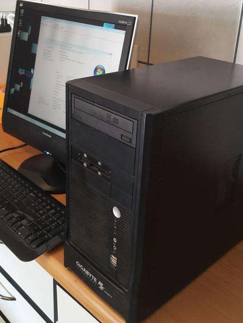 Core I3 3.1 GHZ desktop home PC with screen keyboard and mouse - complete