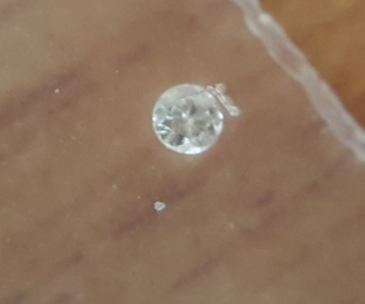 1 x 0.01 carat M vs diamond pointer