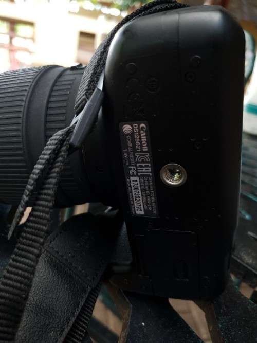 Very good condition rarely used canon 1300D with 18-55 mm lens, canon bag WIFI and more